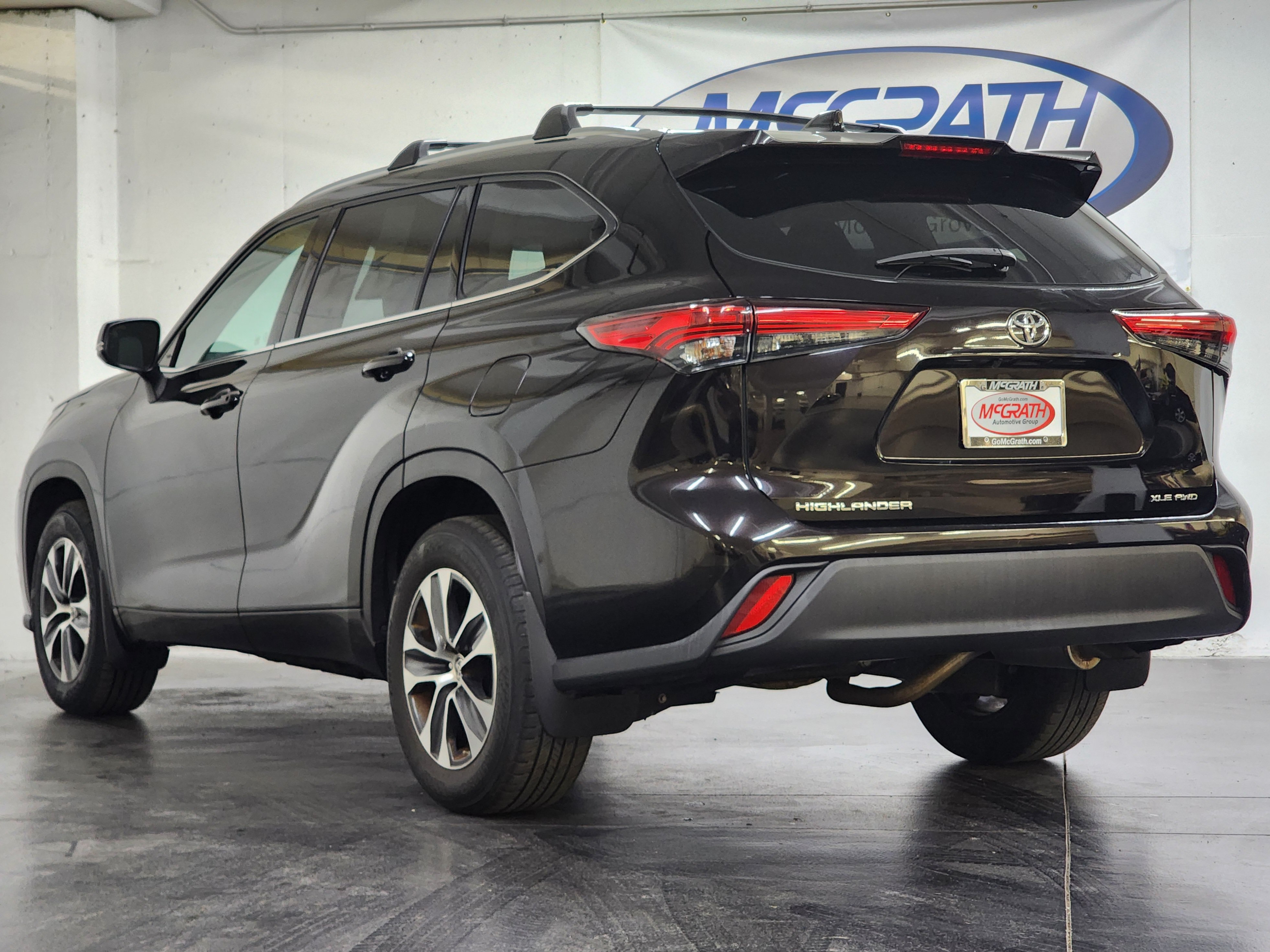 Used 2020 Toyota Highlander XLE AWD/4WD image 9