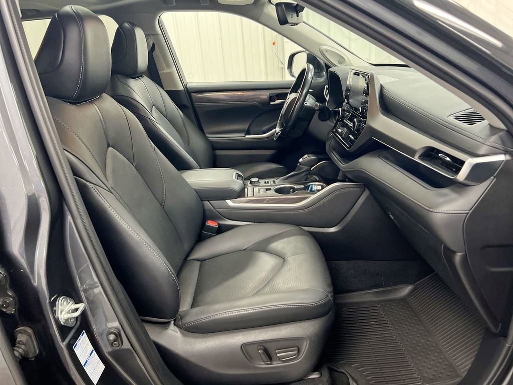 Used 2021 Toyota Highlander Limited image 23