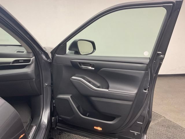 Used 2023 Toyota Highlander XLE AWD/4WD image 22