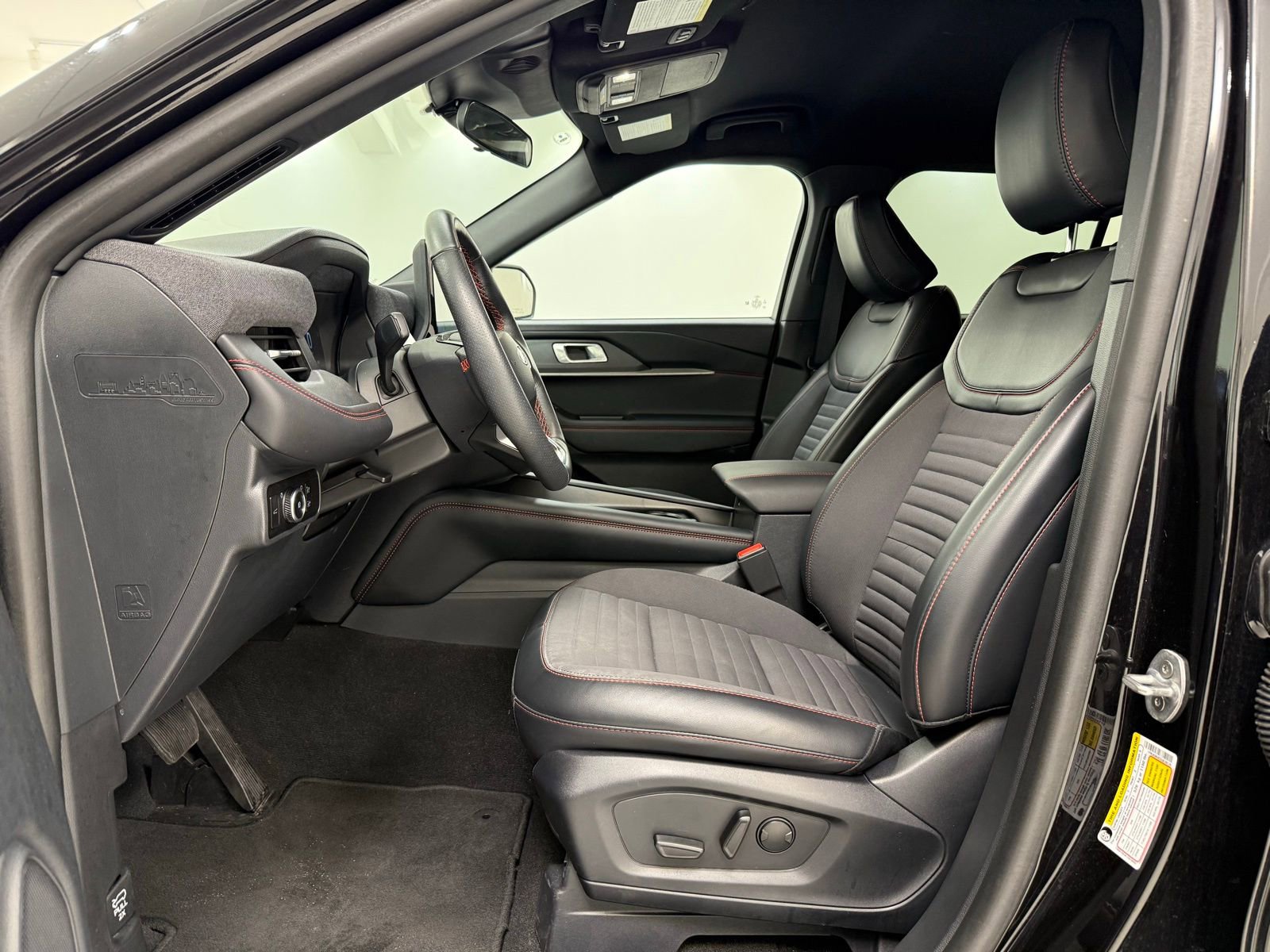 Used 2025 Ford Explorer ST-Line w/ ST-Line Street Pack image 14