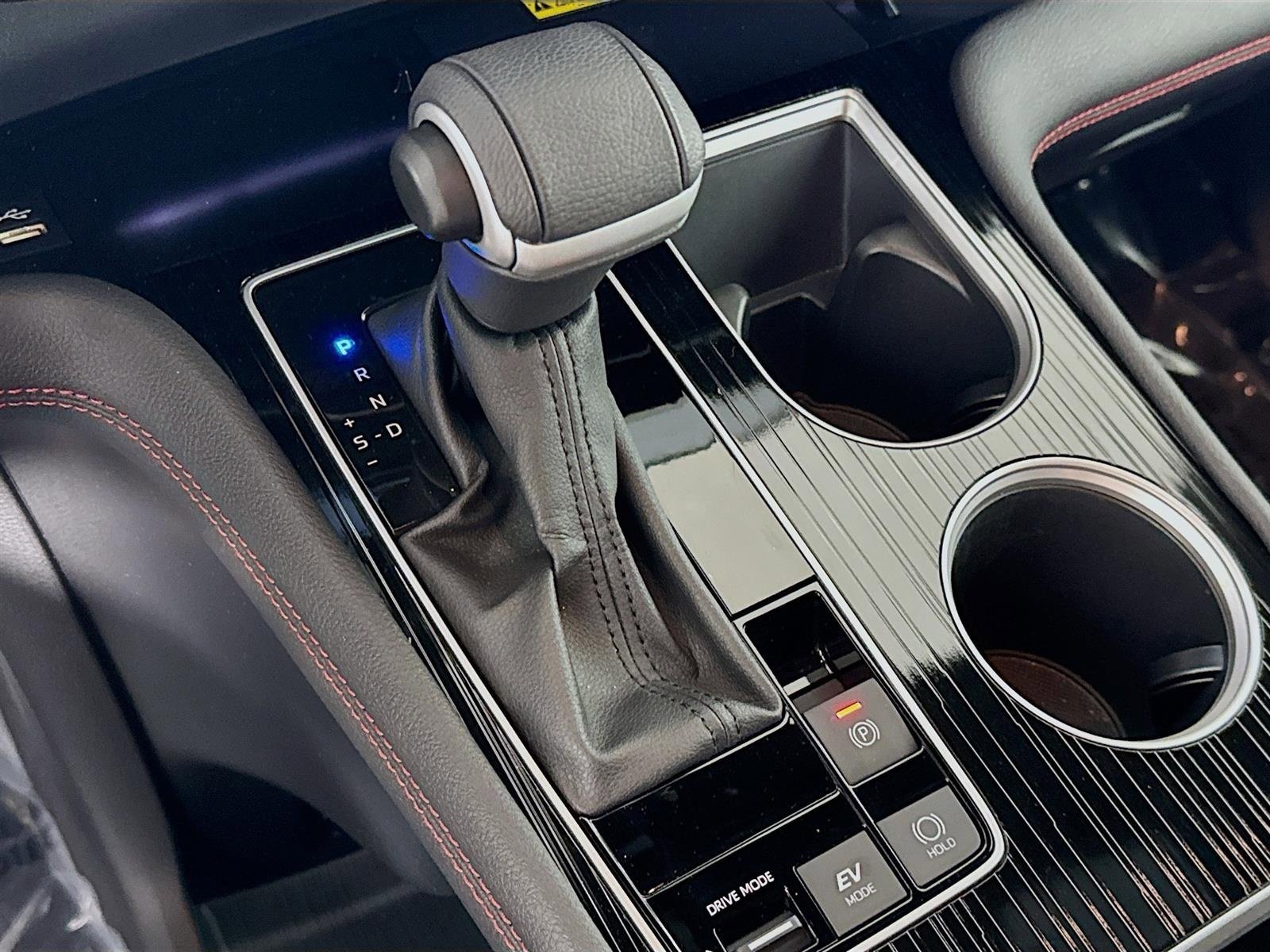 Used 2025 Toyota Sienna XSE w/ XSE Plus Package image 19