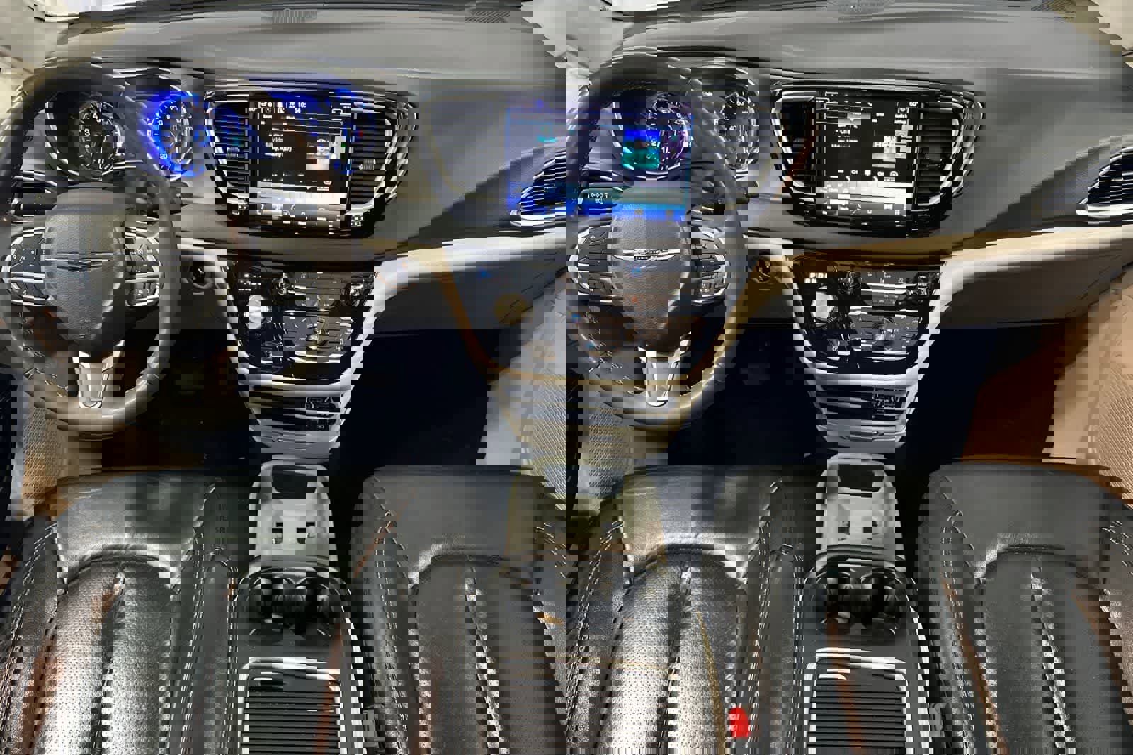 Used 2022 Chrysler Pacifica Touring-L image 4