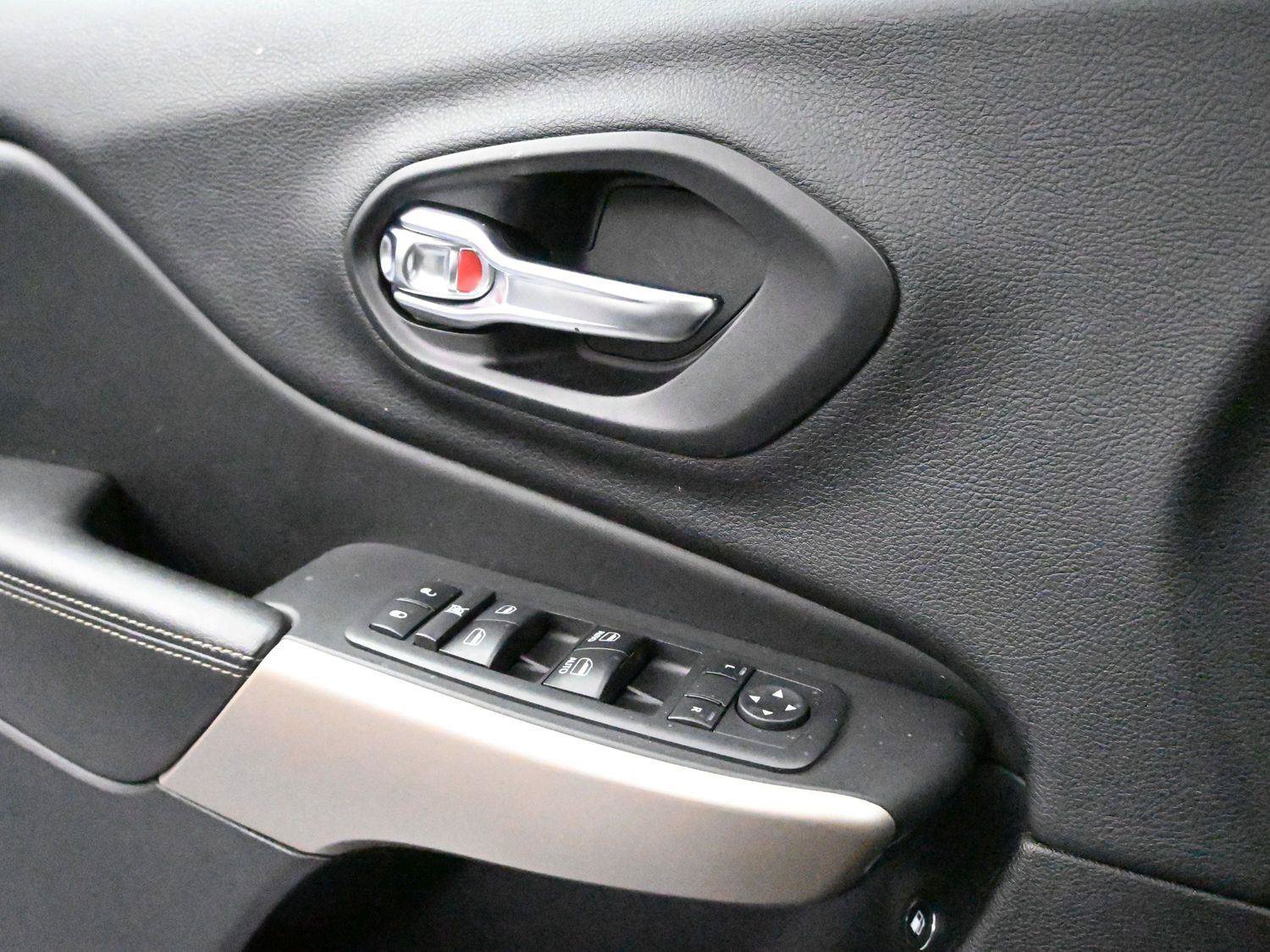 Used 2018 Jeep Cherokee Limited AWD/4WD image 6