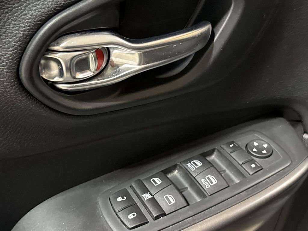 Used 2020 Jeep Cherokee Latitude w/ Cold Weather Group image 20