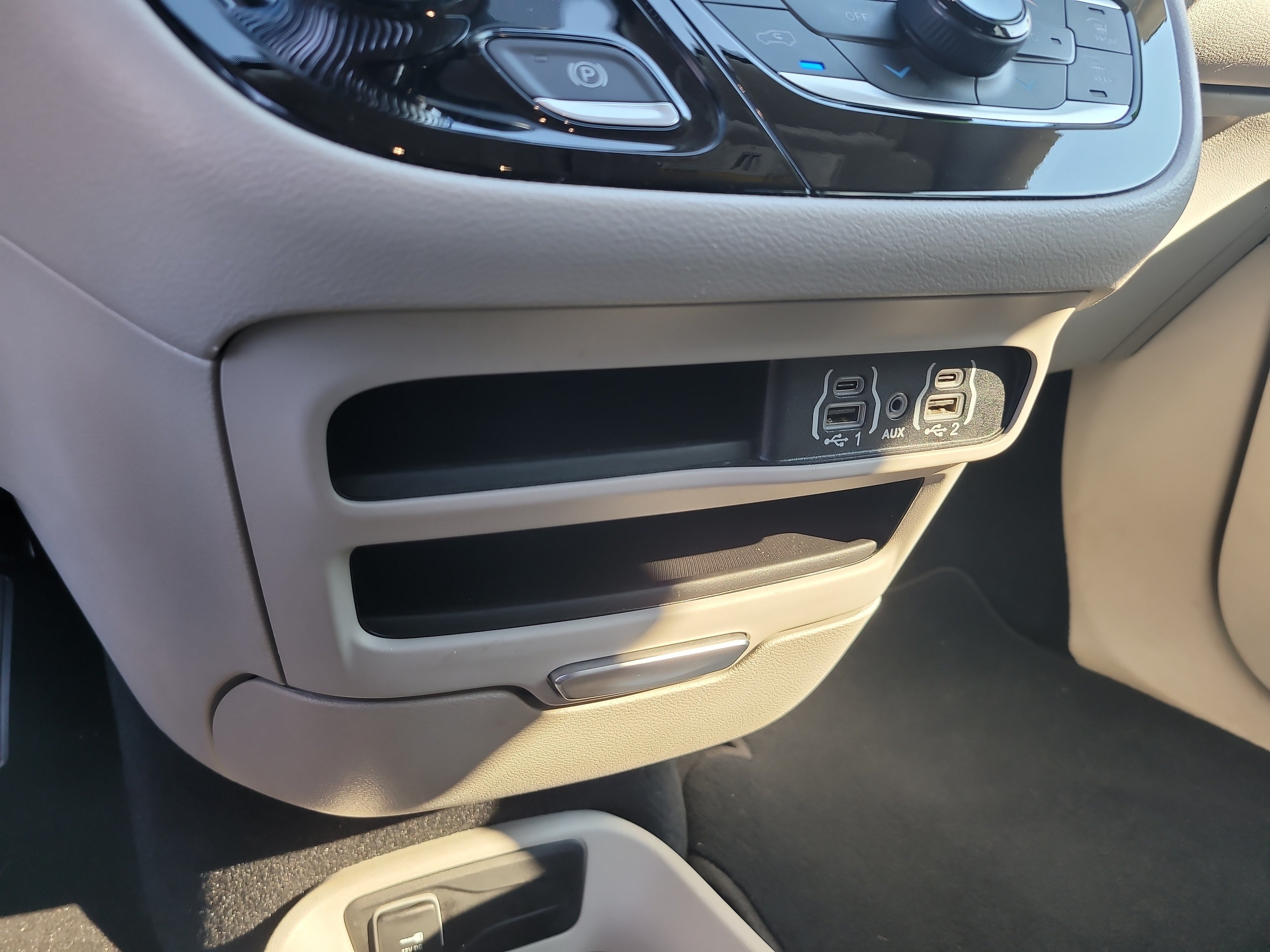 Used 2024 Chrysler Pacifica Touring-L FWD image 23
