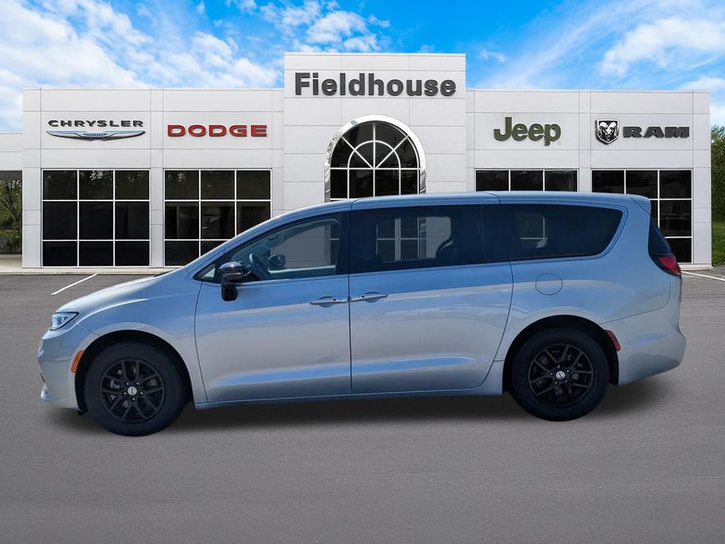 Used 2024 Chrysler Pacifica Touring-L FWD image 8