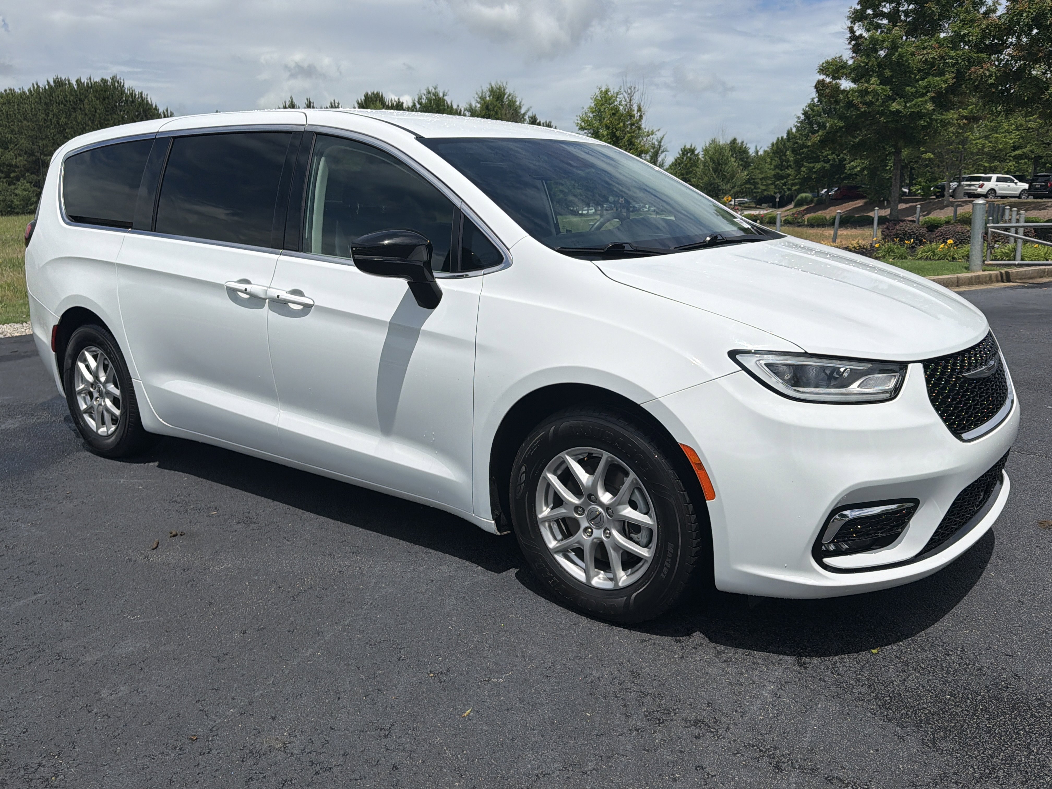 Used 2024 Chrysler Pacifica Touring-L FWD image 15