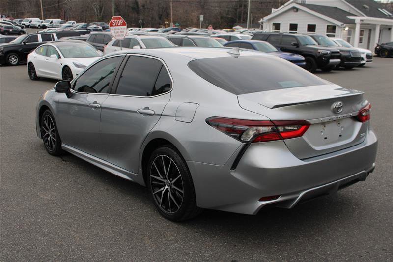 Used 2022 Toyota Camry SE image 3