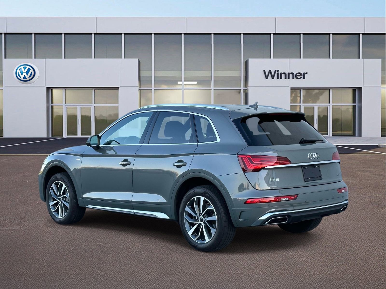 Used 2023 Audi Q5 2.0T Premium w/ Convenience Package image 3