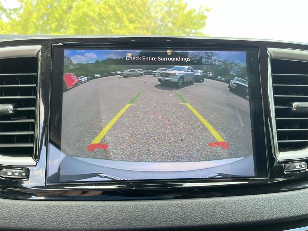 Used 2024 Chrysler Pacifica Touring-L image 18