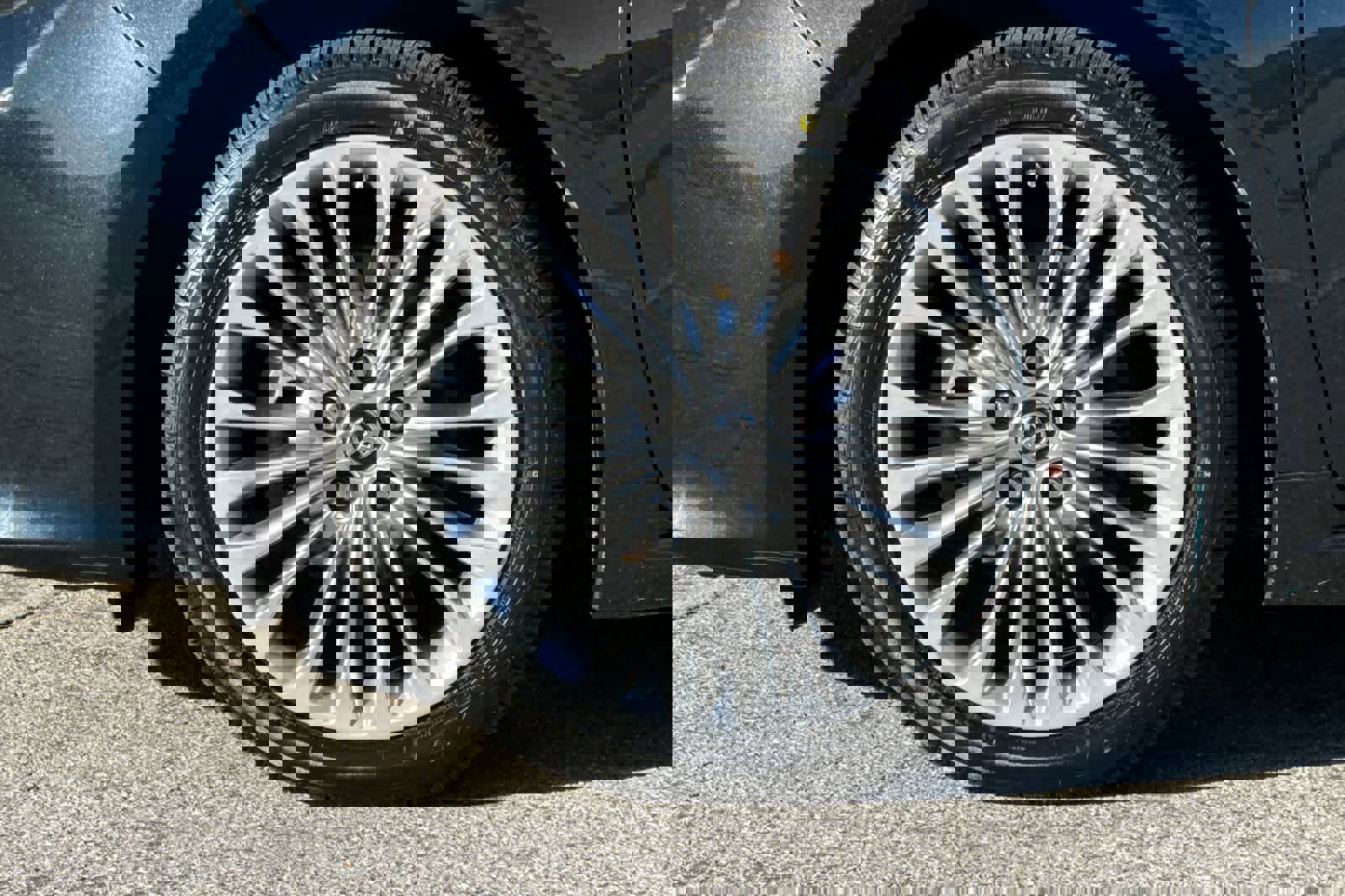 Used 2017 Toyota Avalon Limited image 30