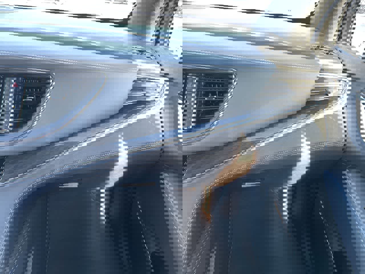 Used 2023 Buick Enclave Essence image 16