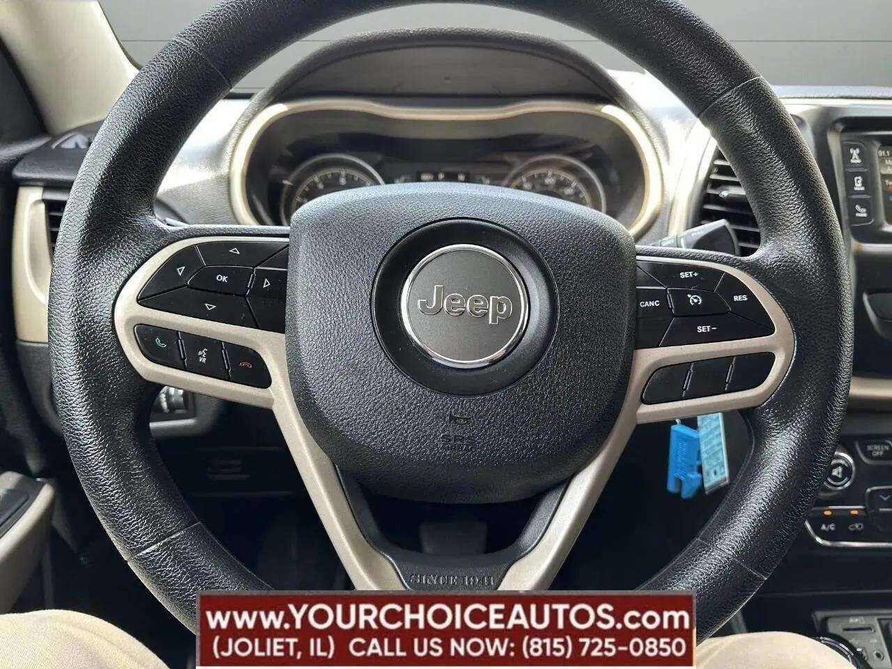 Used 2018 Jeep Cherokee Latitude w/ Safety Group AWD/4WD image 11