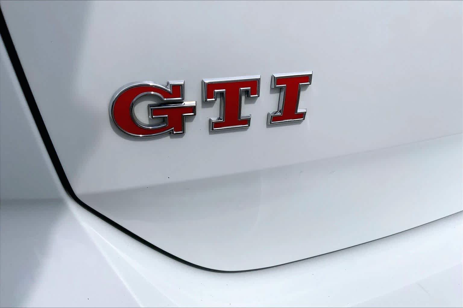 Used 2017 Volkswagen GTI SE FWD image 31