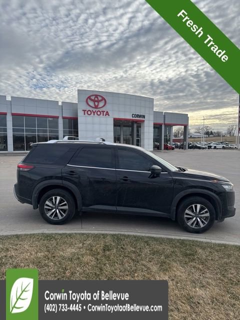 Used 2025 Nissan Pathfinder SL image 2