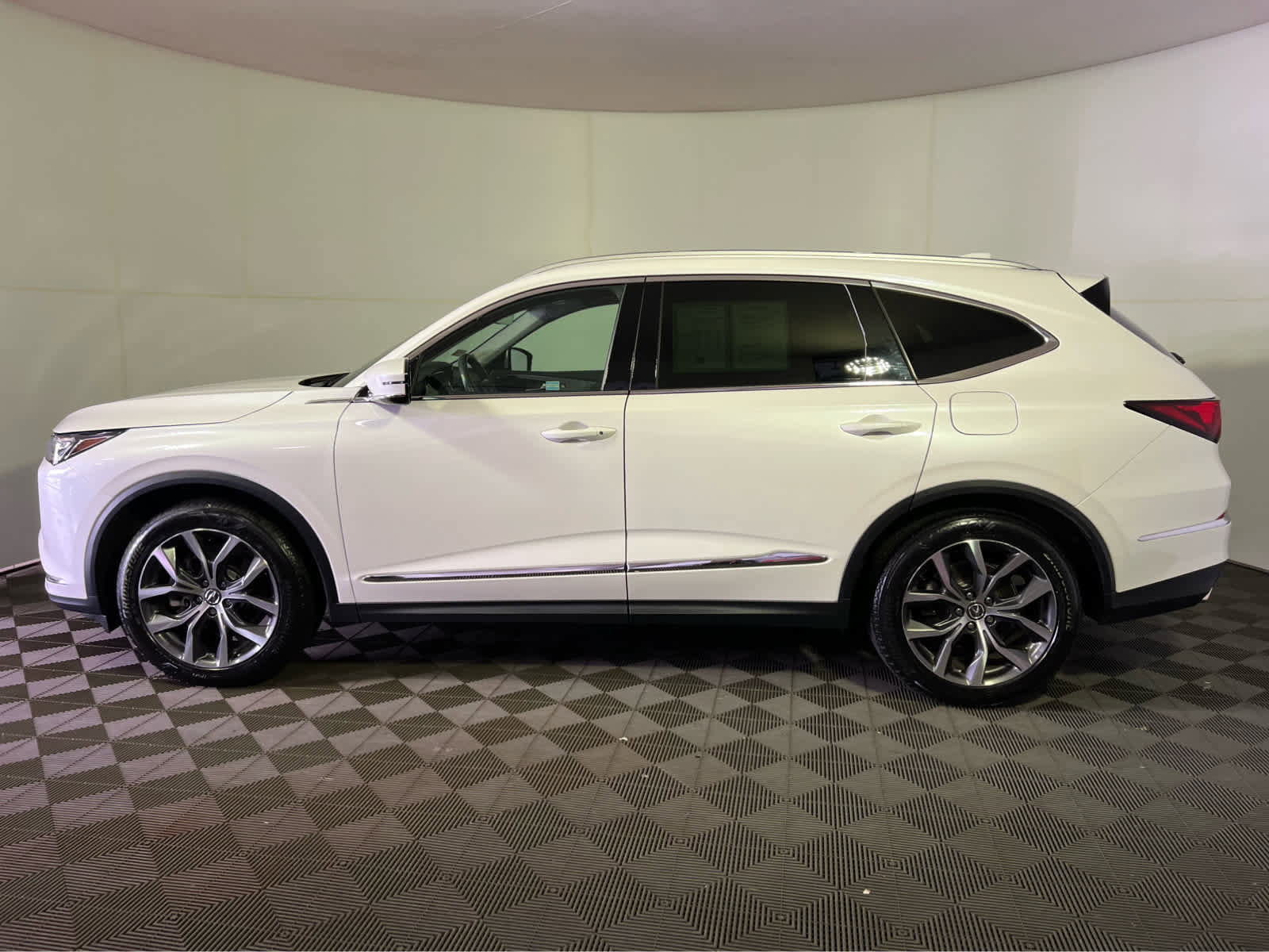 Used 2023 Acura MDX SH-AWD w/ Technology Package image 4