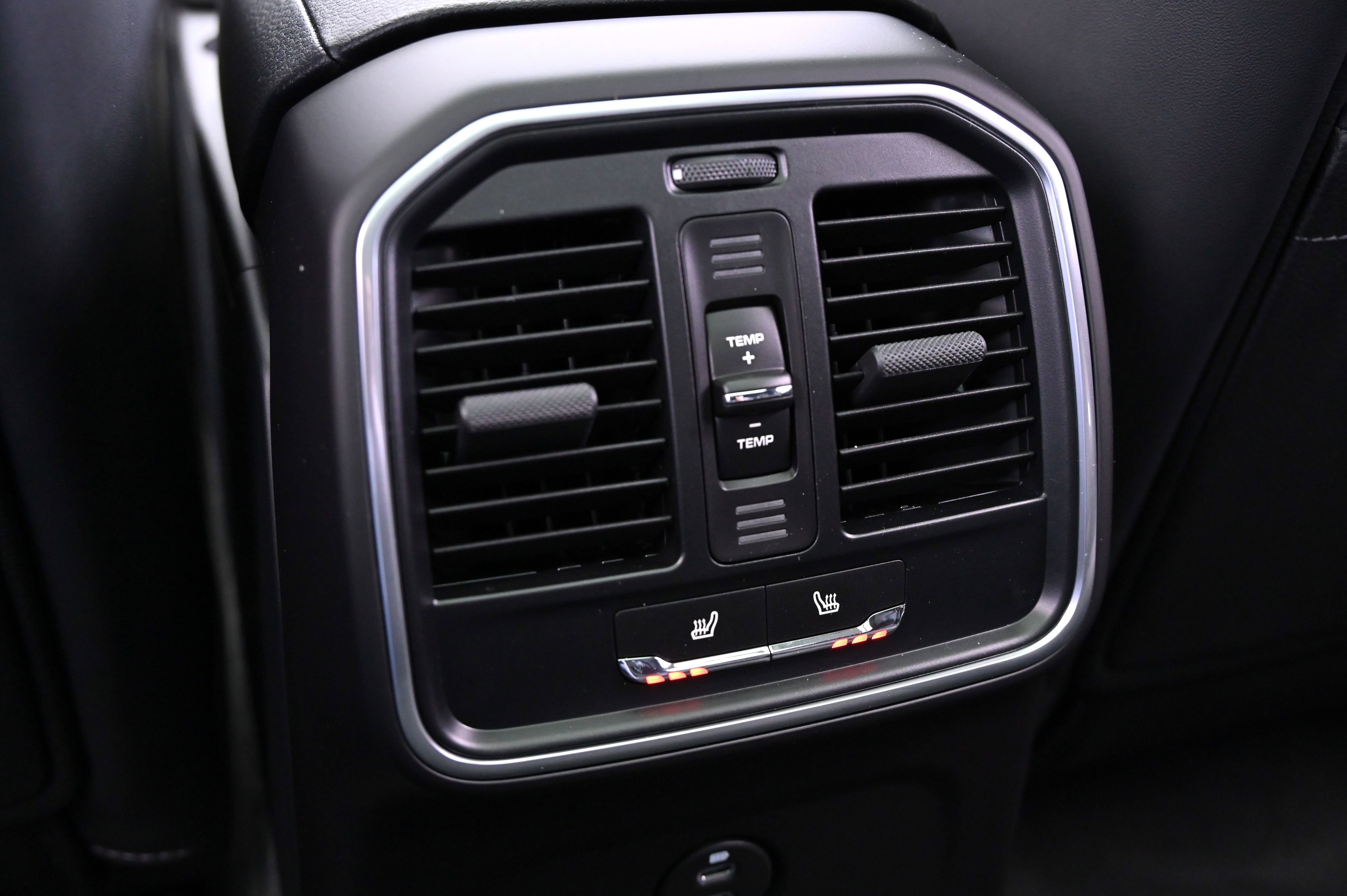 Certified 2025 Porsche Macan image 24