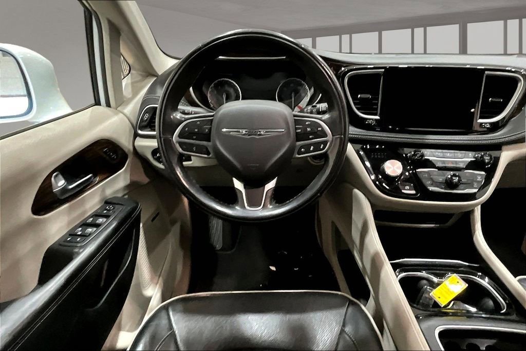 Used 2022 Chrysler Pacifica Limited FWD image 6