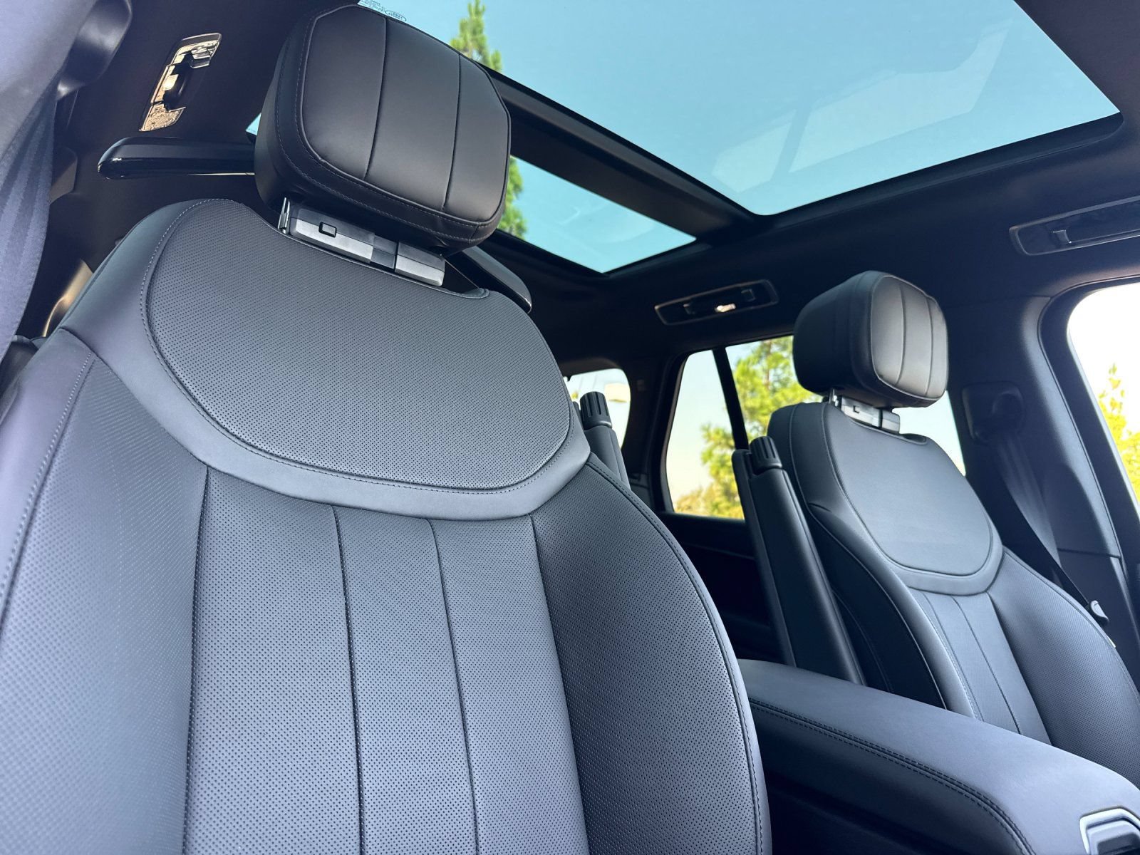 New 2026 Land Rover Range Rover SE AWD/4WD image 17