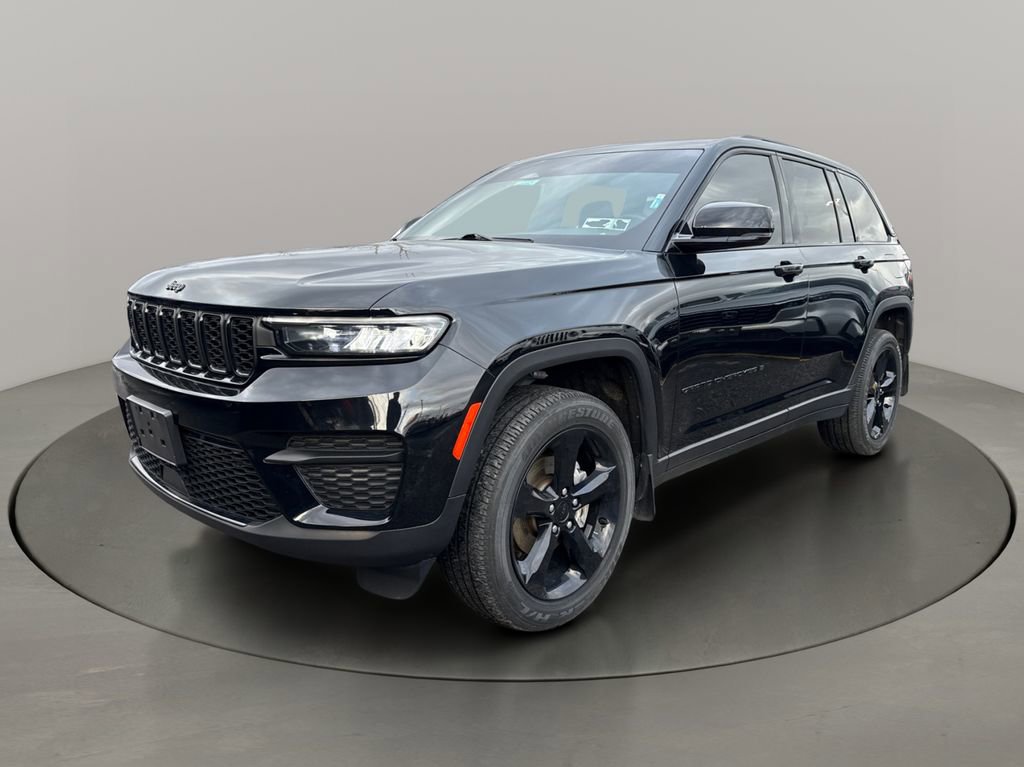 Used 2023 Jeep Grand Cherokee Altitude image 3