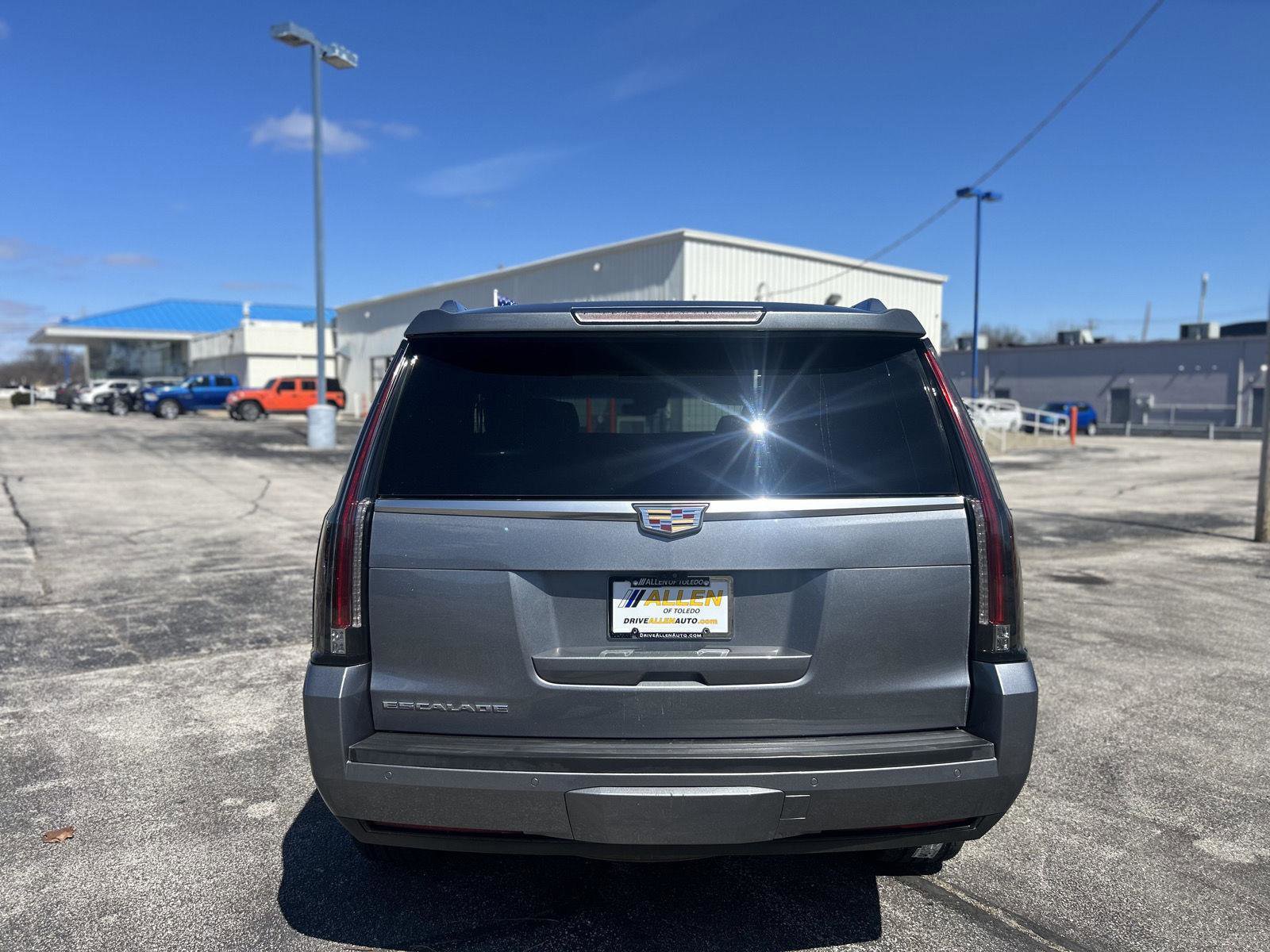 Used 2018 Cadillac Escalade Luxury AWD/4WD image 6