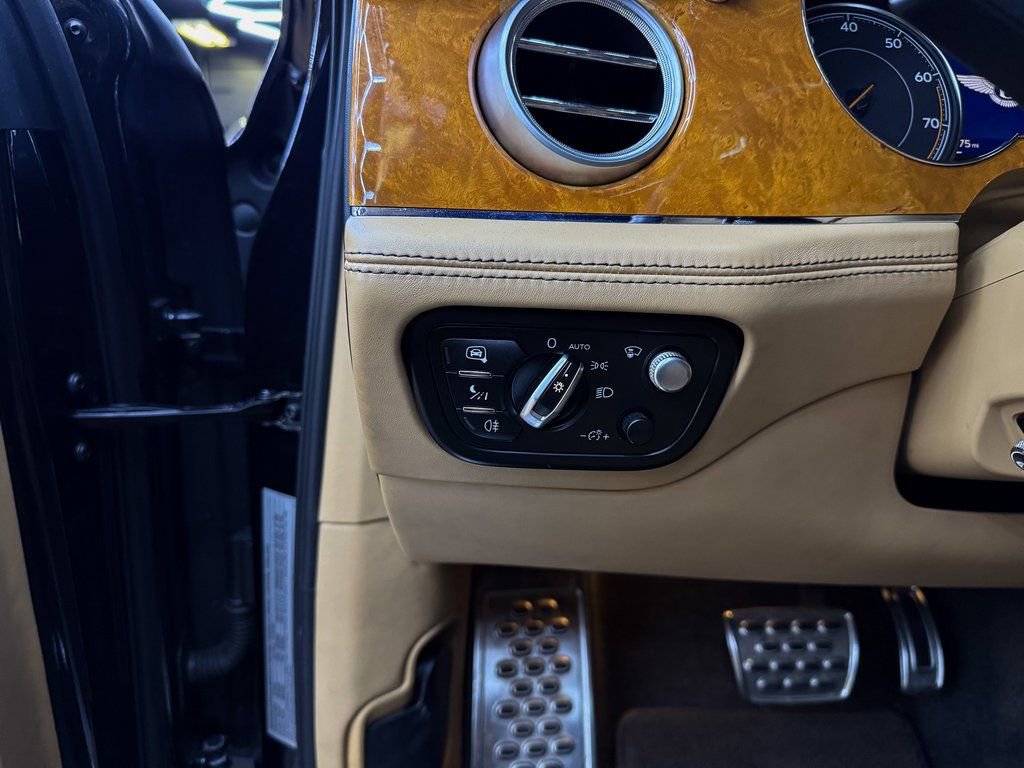 Used 2017 Bentley Bentayga image 12