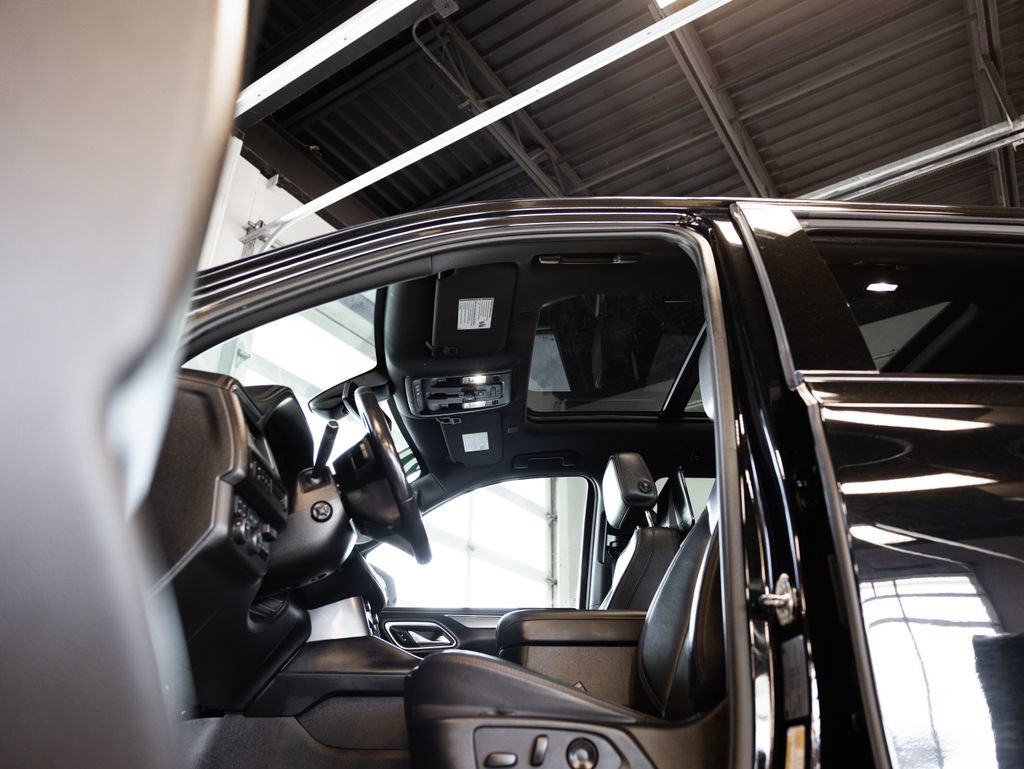 Used 2021 Chevrolet Suburban RST w/ Luxury Package AWD/4WD image 6