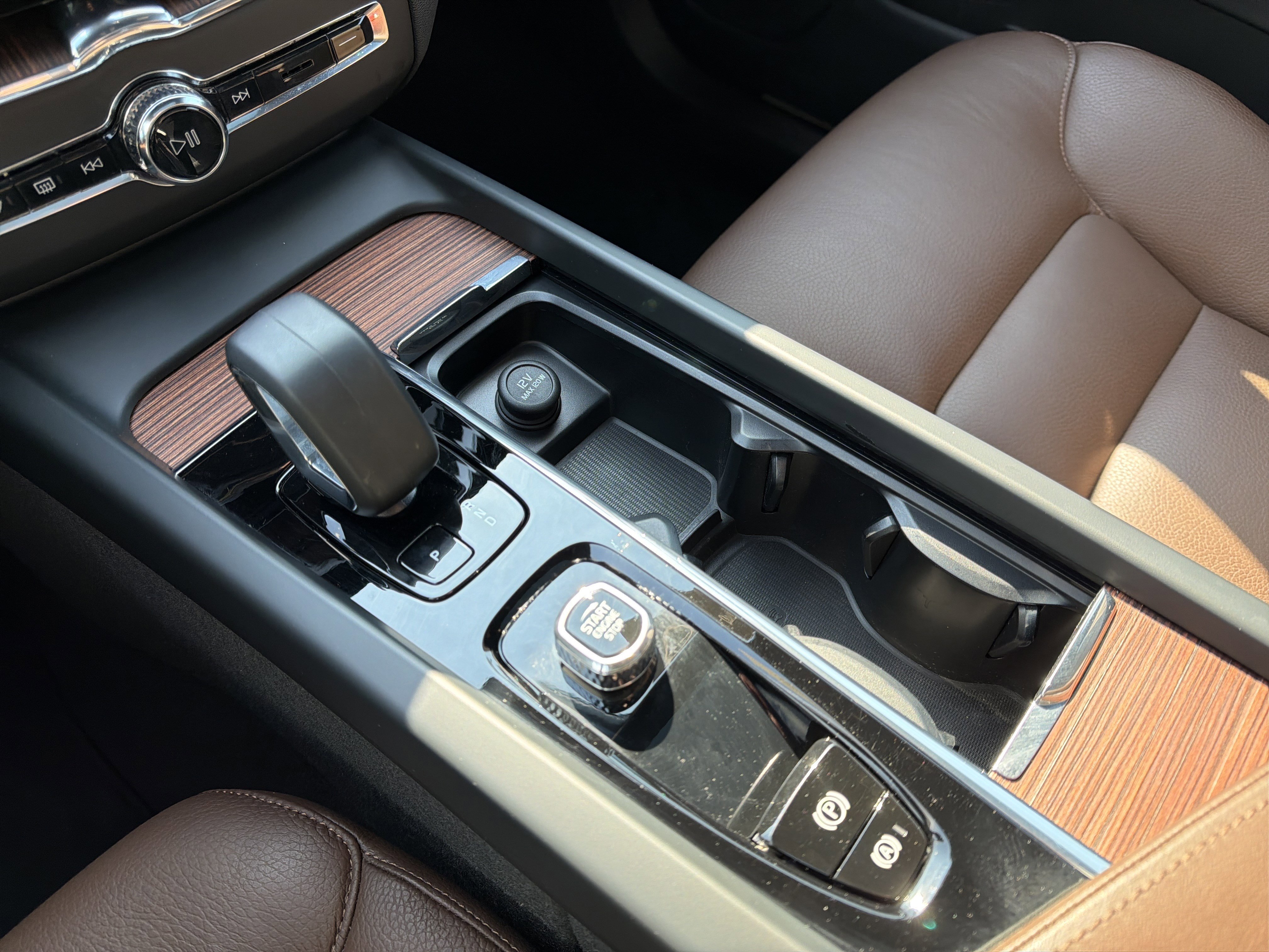 Certified 2024 Volvo XC60 T8 Plus image 26