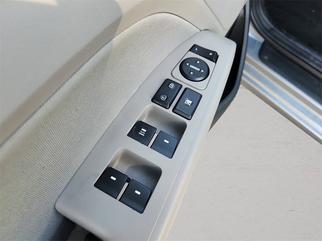 Used 2017 Hyundai Elantra SE image 27