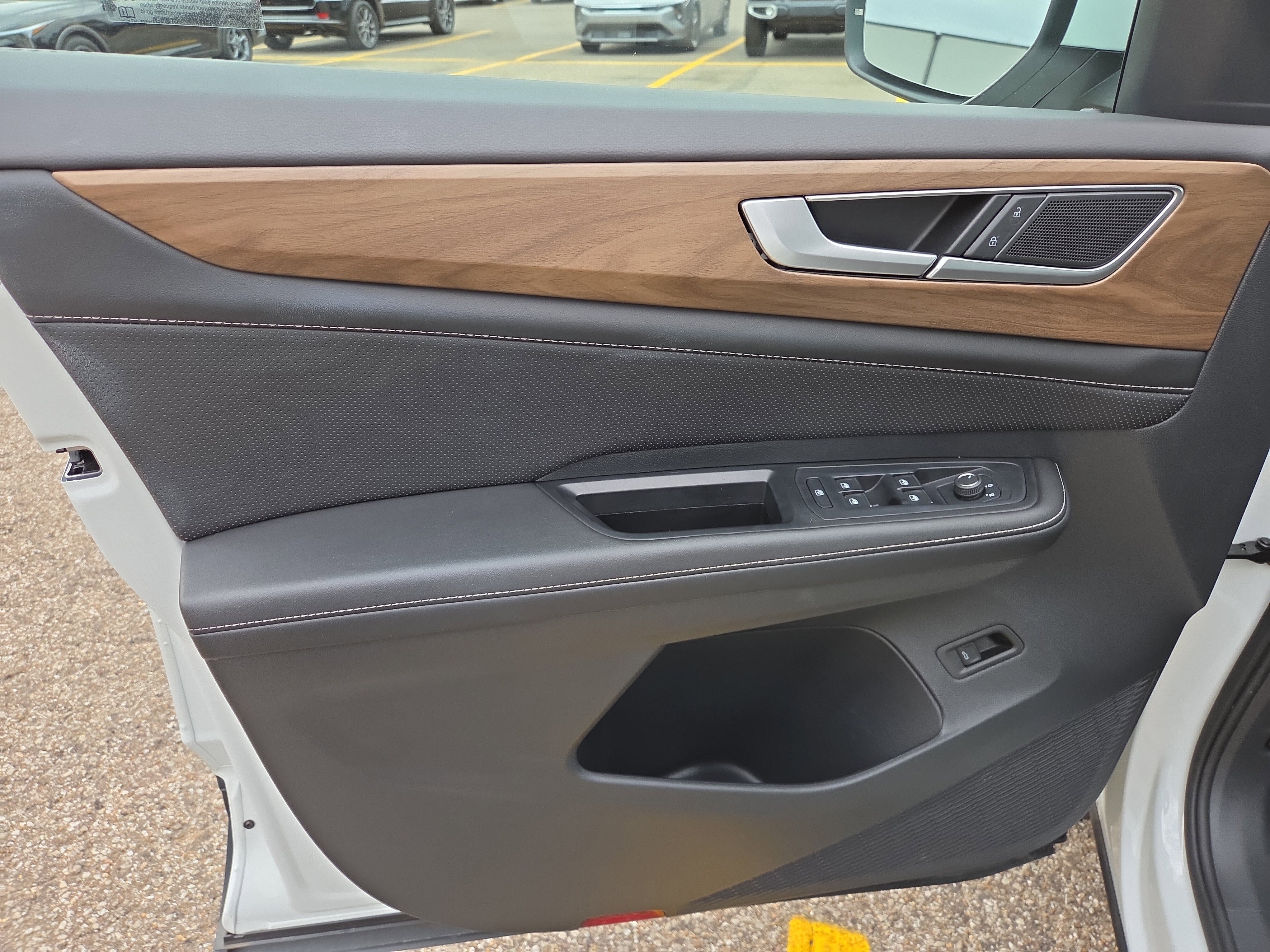 Certified 2025 Volkswagen Atlas SE image 6