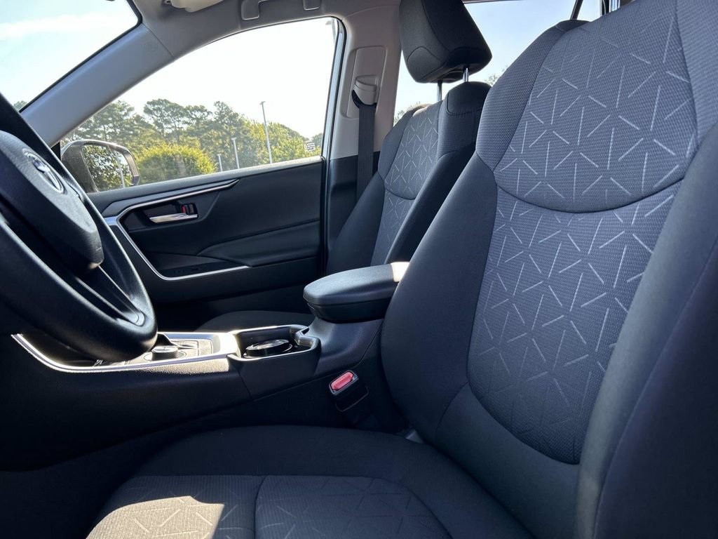 Used 2025 Toyota RAV4 XLE AWD/4WD image 25