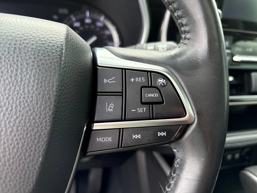 Used 2020 Toyota Highlander XLE AWD/4WD image 18