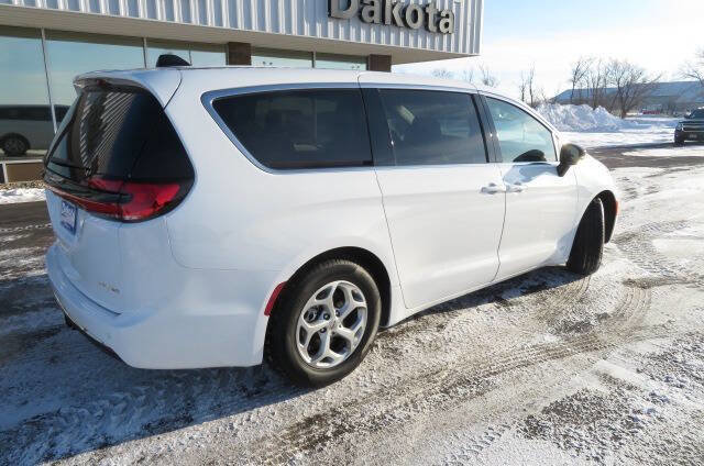 Used 2024 Chrysler Pacifica Limited w/ Trailer Tow Group image 9