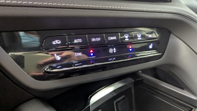 Certified 2023 Buick Envision Essence FWD image 18