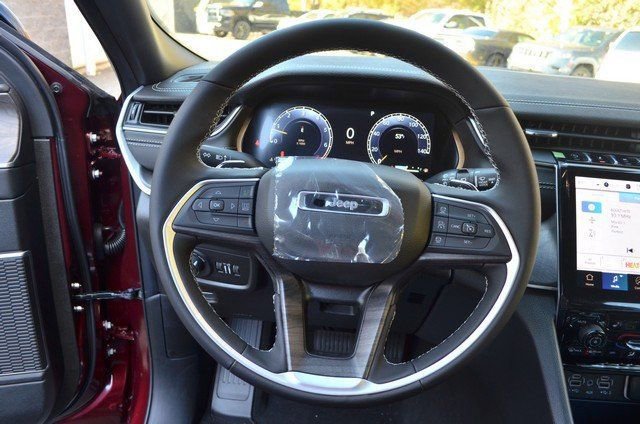 New 2025 Jeep Grand Cherokee Limited w/ Black Appearance Package image 16