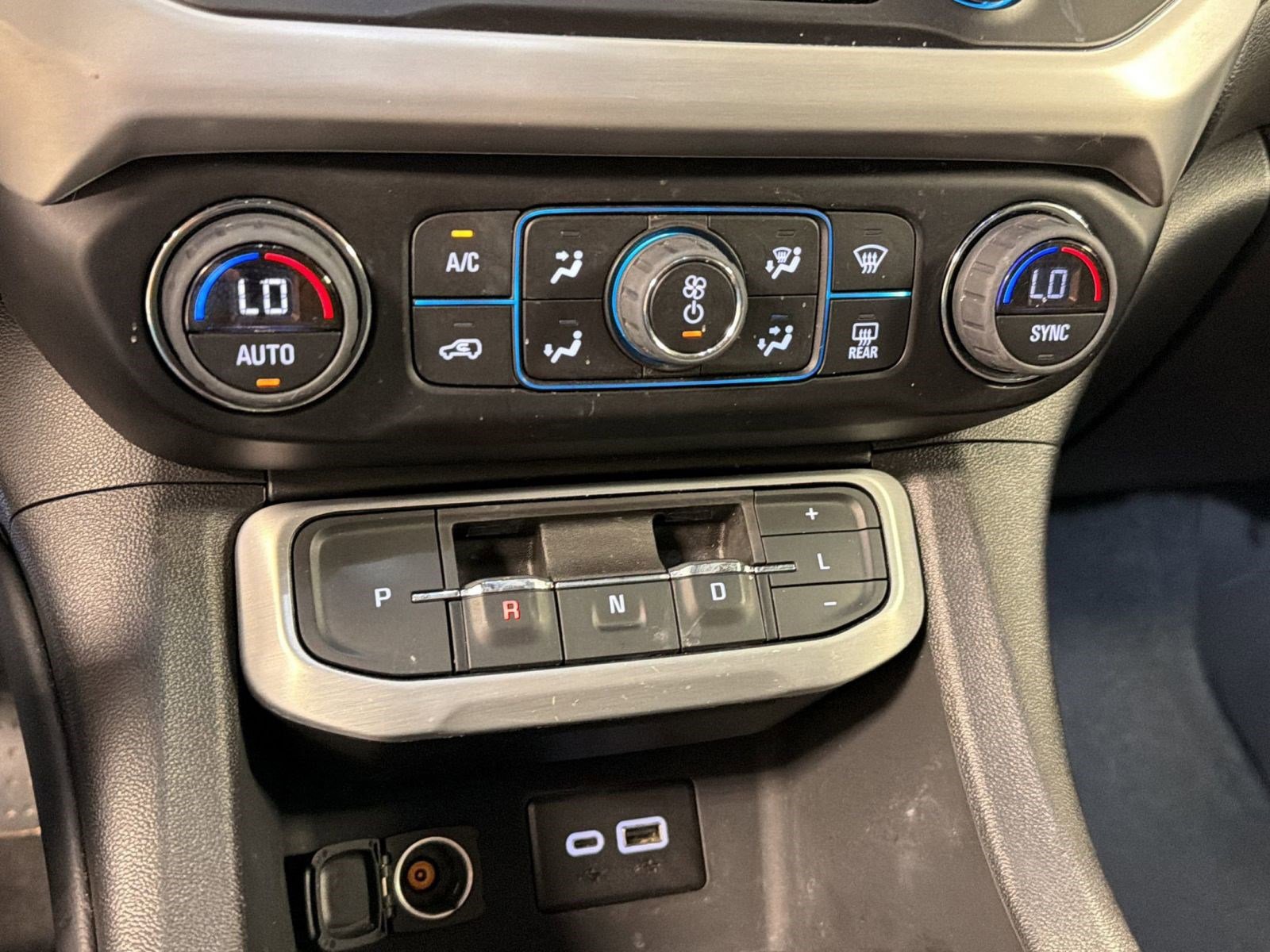 Used 2023 GMC Acadia SLE image 17