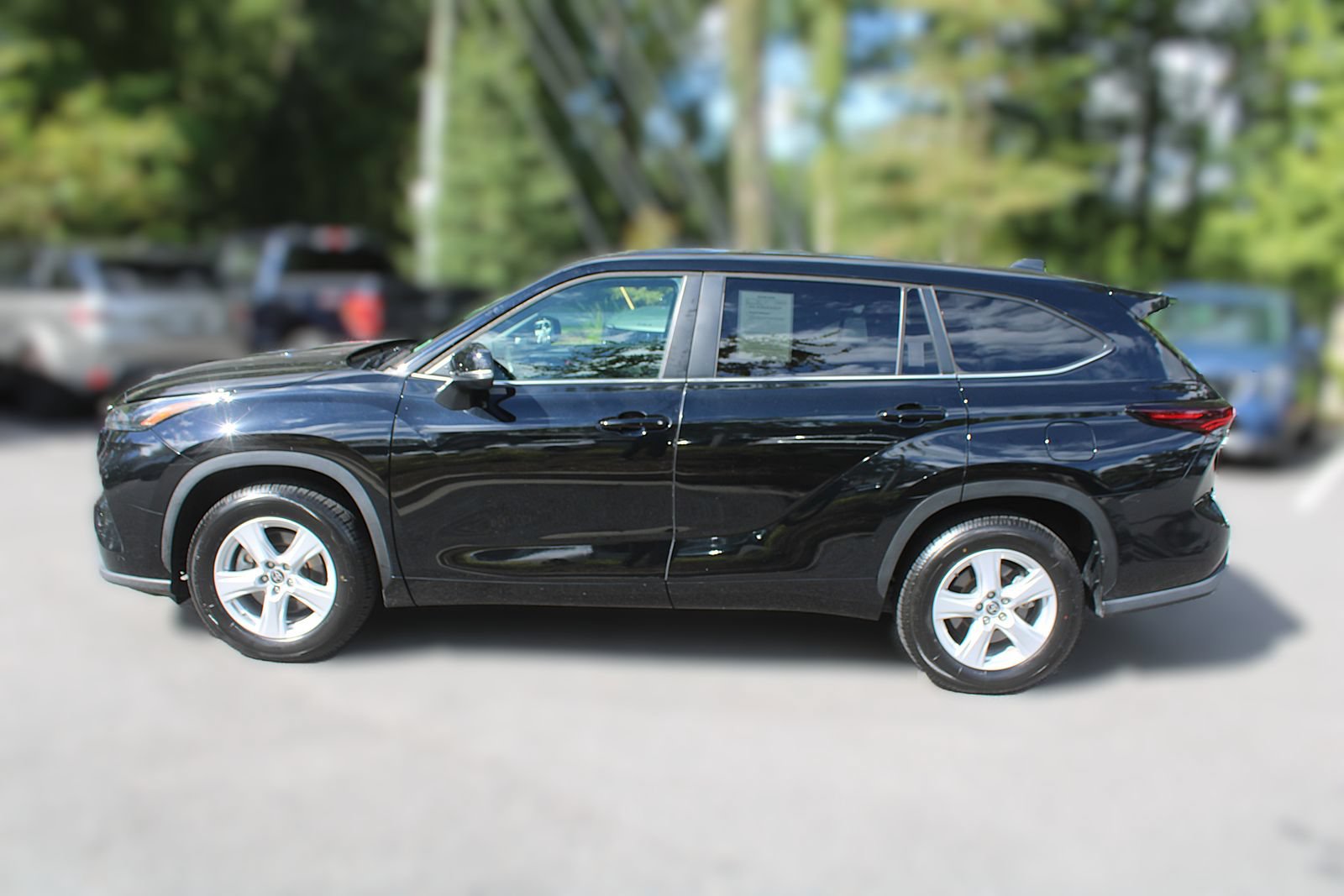 Used 2024 Toyota Highlander LE FWD image 5