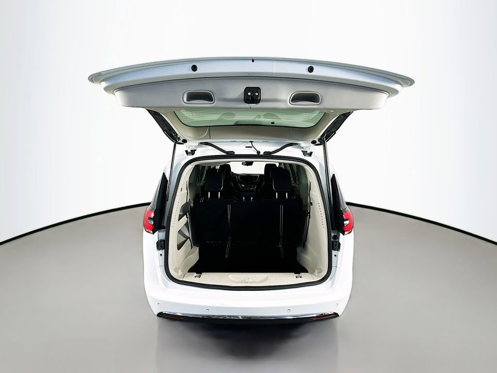 Used 2023 Chrysler Pacifica Touring-L FWD image 27