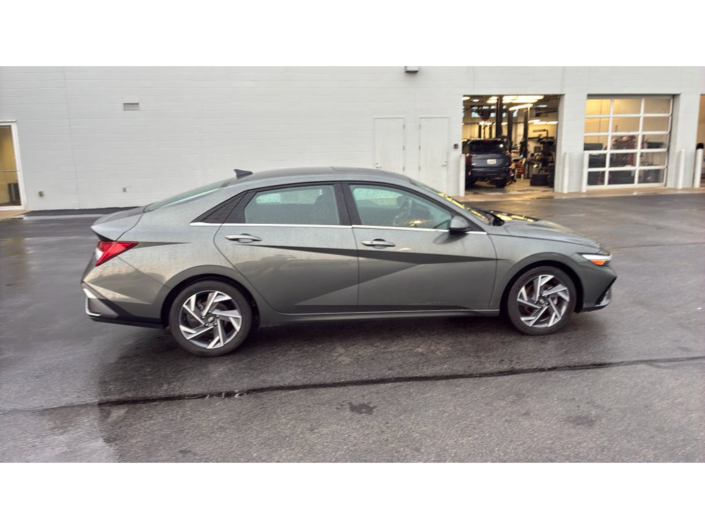 Used 2025 Hyundai Elantra SEL FWD image 8