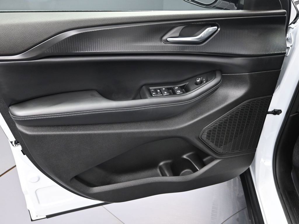 Used 2025 Jeep Grand Cherokee L Altitude image 10