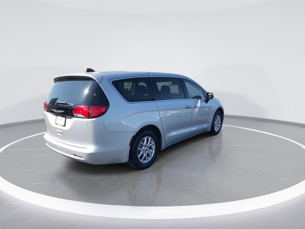 Used 2024 Chrysler Voyager LX image 8