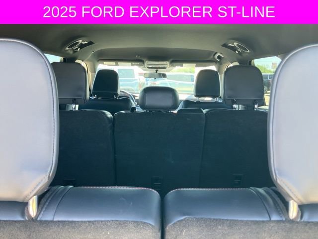 Used 2025 Ford Explorer ST-Line w/ ST-Line Street Pack AWD/4WD image 16