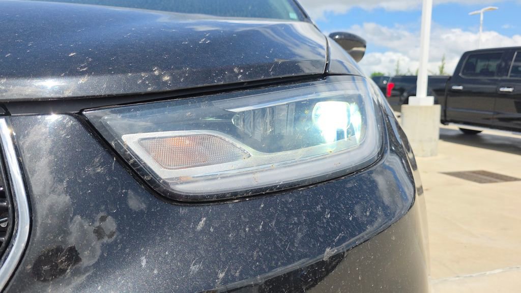 Used 2023 Chrysler Pacifica Touring-L FWD image 9