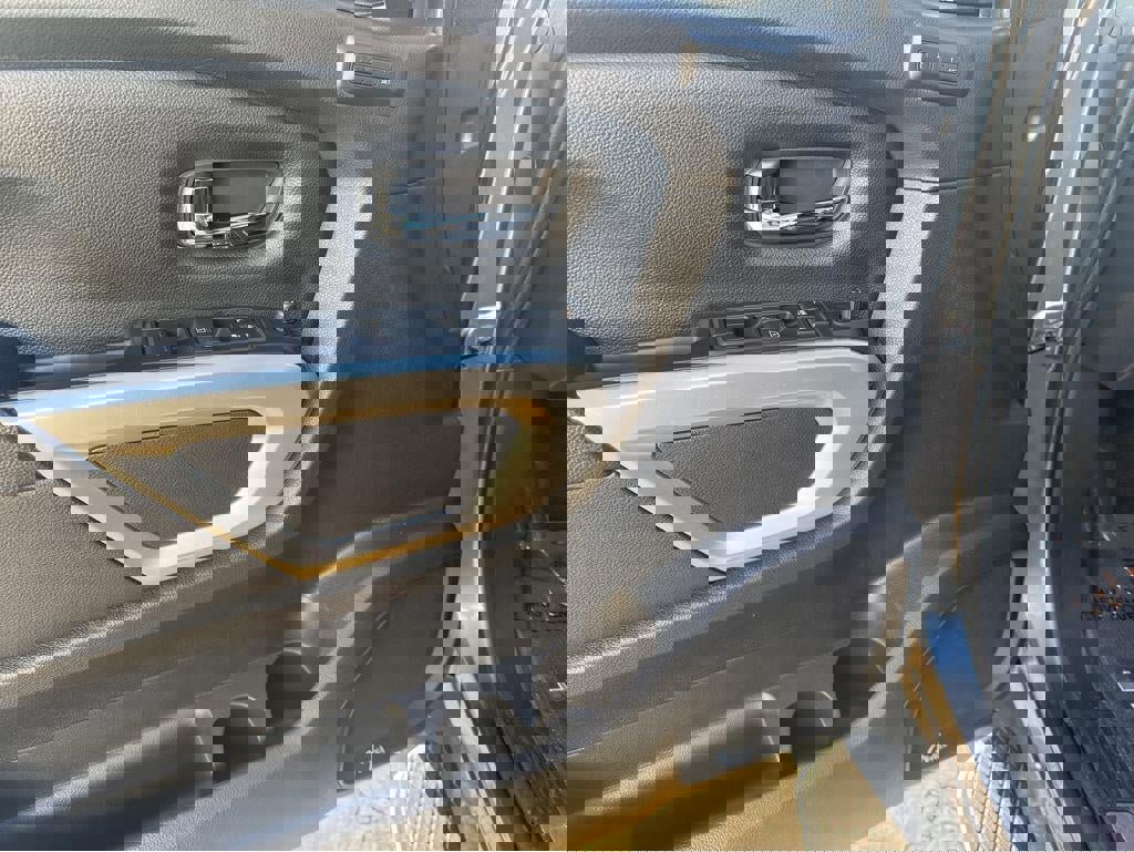 Used 2019 Nissan Titan SL w/ Chrome Package image 16