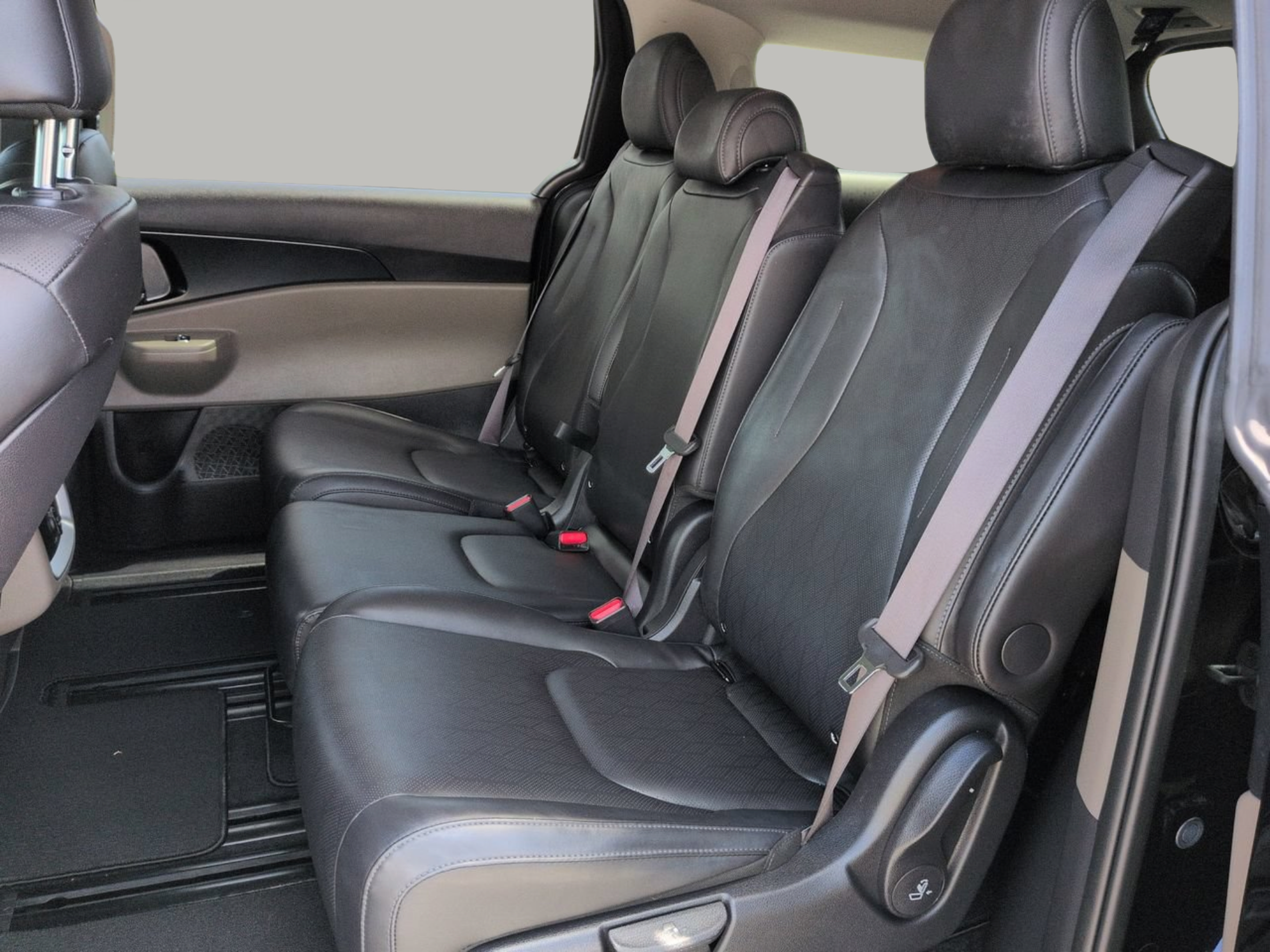 Used 2025 Kia Carnival FWD image 19