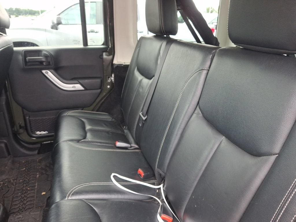 Used 2015 Jeep Wrangler Unlimited Sahara w/ Connectivity Group AWD/4WD image 9
