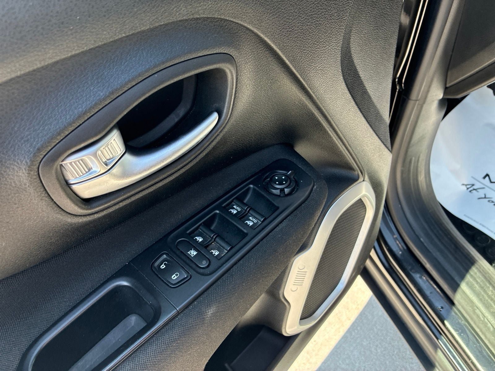 Used 2018 Jeep Renegade Latitude w/ Cold Weather Group AWD/4WD image 13
