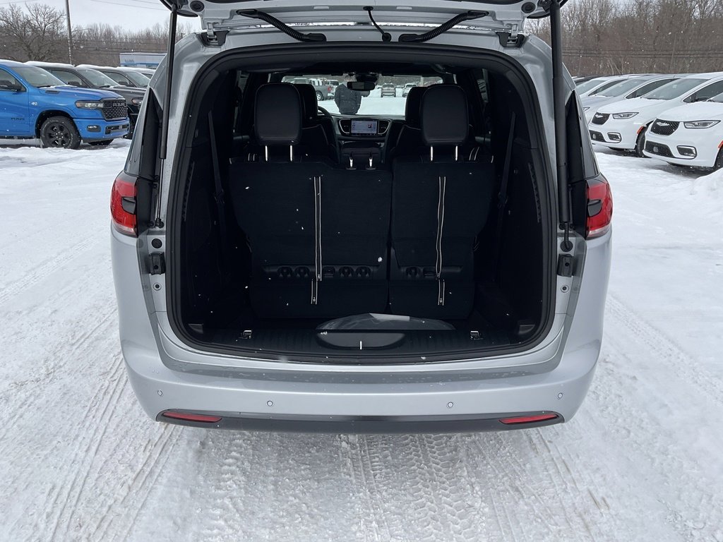 New 2026 Chrysler Pacifica Limited w/ Uconnect Theater Family Group image 16