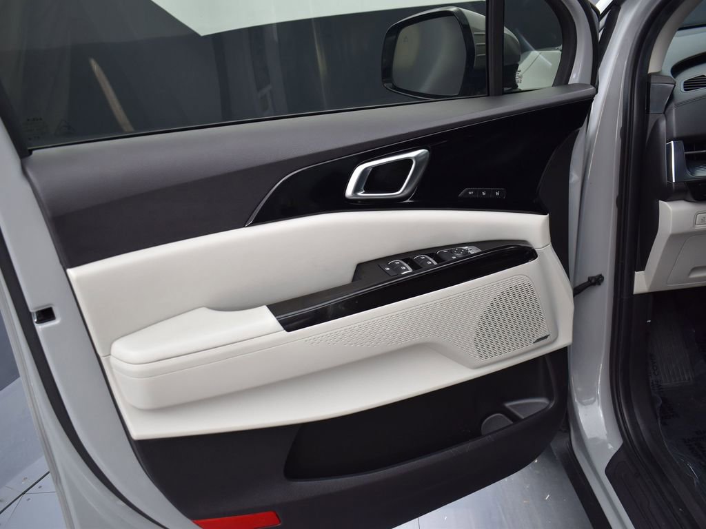 Certified 2024 Kia Carnival SX Prestige image 9