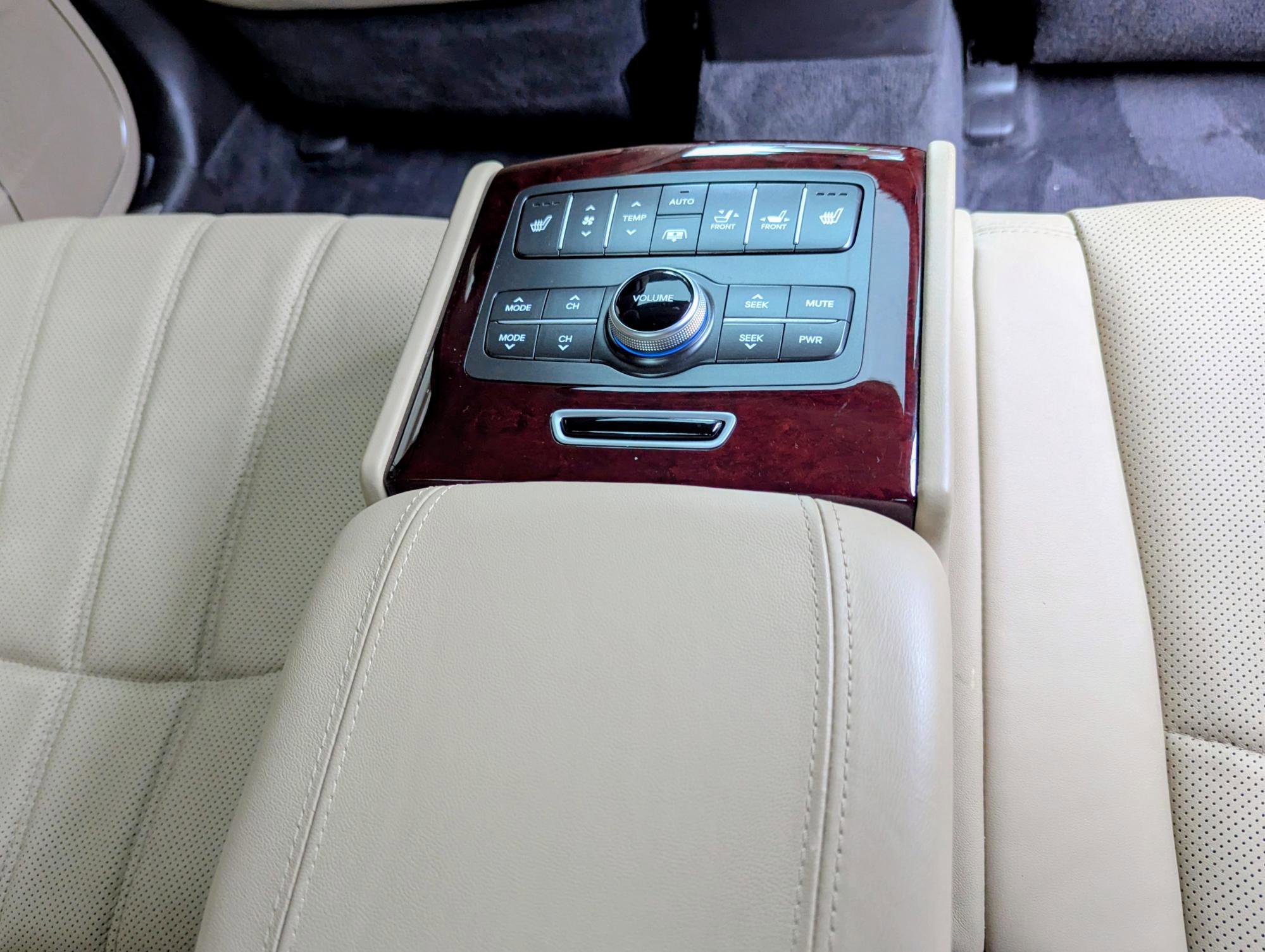 Used 2013 Hyundai Equus Signature RWD image 18